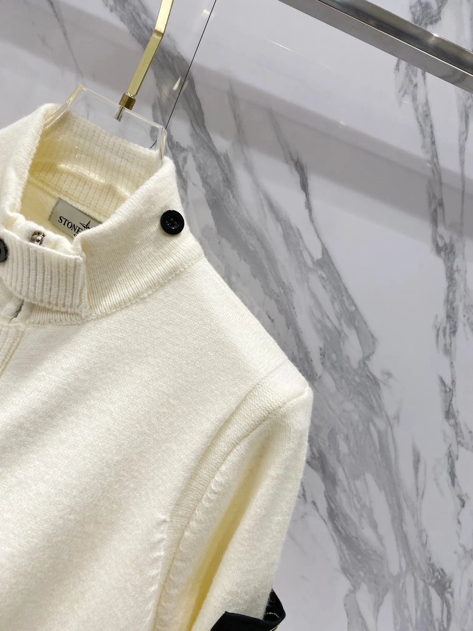 P270 Stone Island Cotton-wool blended knitted zipper button sweater cardigan (couple style) Color: Black Gray Off-white Size: M～XL M: Clothing length 68 Bust 110 Sleeve length 57 L: Clothing length 70 Bust 116 Sleeve length 58 XL: Clothing length 72 Bust 120 Sleeve length 59